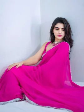 వర్షకు ఏమైంది.. అలా దిగులుగా కూర్చుని..
