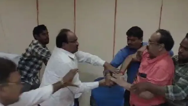 AP: డిప్యూటీ సీఎం పవన్ ఇలాకాలో కొట్టుకున్న అధికారులు..!