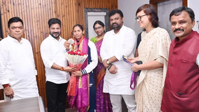 Deepthi Jeevanji: పారాలింపిక్స్ కాంస్య పతాక విజేత దీప్తి జీవాంజికి భారీ నజరానా
