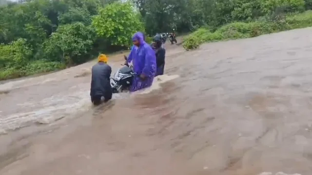 AP News: రాళ్ళవాగులో చిక్కుకున్న ప్రభుత్వ ఆశ్రమ పాఠశాల సిబ్బంది