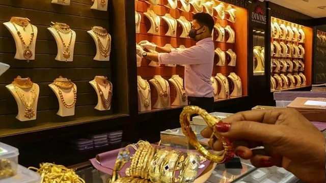 Today Gold and Silver Price: బంగారం ధరలు నిలకడగా.. వెండి చౌకగా..  