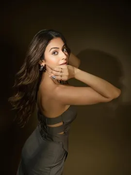స్టన్నింగ్ లుక్స్ లో ఢిల్లీ భామ.!