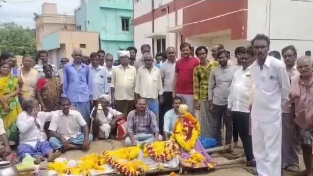 AP: సచివాలయం ఎదుట మృతదేహంతో ధర్నా..!