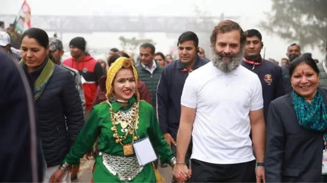 'भारत जोड़ो यात्रा' के दौरान लोकसभा नेता प्रतिपक्ष राहुल गांधी के साथ दिखीं कांग्रेस कार्यकर्ता हिमानी नरवाल।