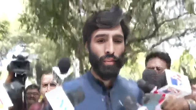 man carrying cake inside pakistan high commission in delhi