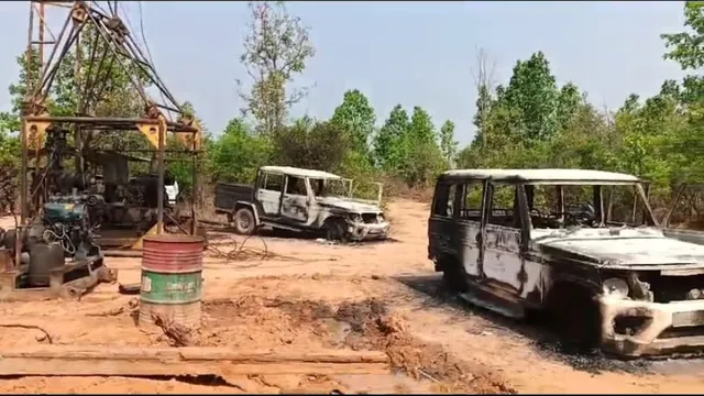  naxalites uproar, 8 vehicles set on fire, attack on cmpdi workplace, jharkhand news, लातेहार समाचार,