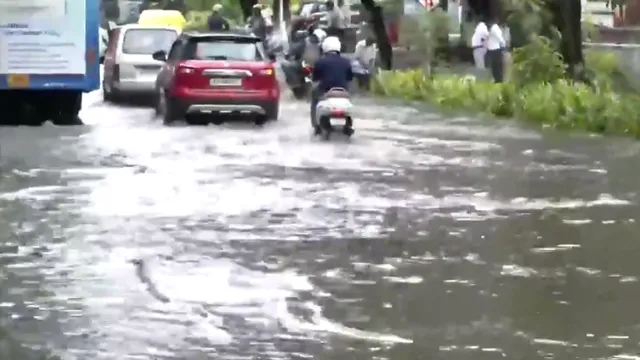 Waterlogged road,Panathur railway underbridge, Bengaluru rains, बेंगलुरु बारिश, जलभराव, कर्नाटक में बारिश, कई शहरों में जलभराव, Sai Layout, Horamavu, Sri Sai Layout, waterlogging, South Bengaluru, multi-billion-dollar company,waterlogging after floods,