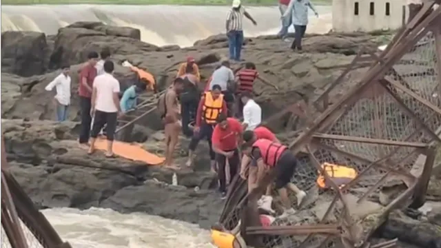 pune old bridge collapse several people swept away what did cm devendra fadanvis said