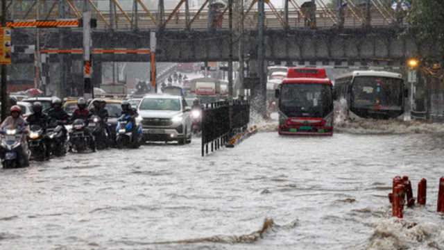 MUMBAI HEAVY RAINFALL WATERLOGGING ON ROADS RAIL AND METRO SERVICES HIT IMD ISSUE RED AND YELLOW ALERT