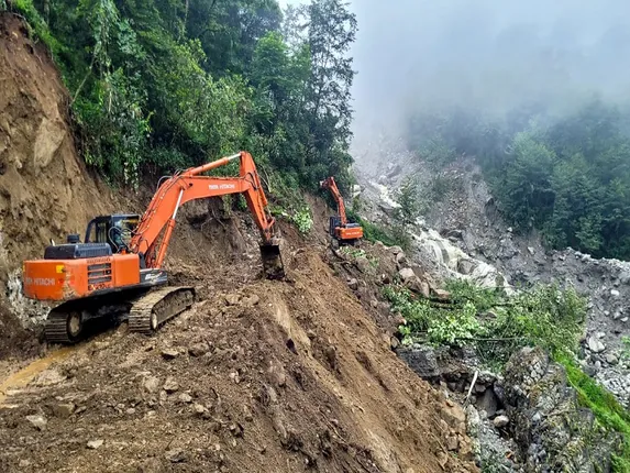 केरल के वायनाड में भूस्खलन, रात दो बजे आई तबाही के बाद 40 से ज्यादा की मौत