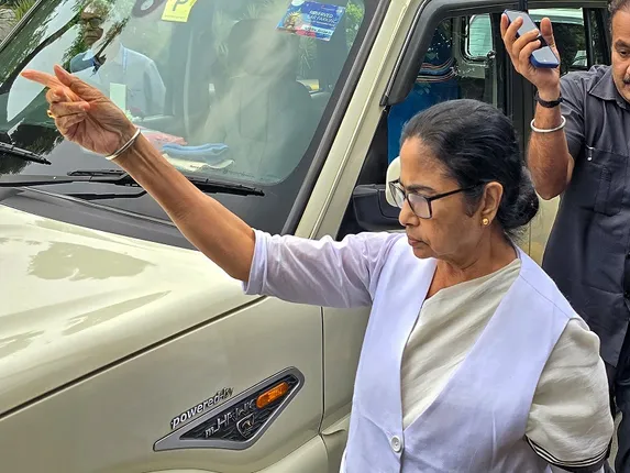 ममता बनर्जी का माइक क्या नीति आयोग की बैठक में किया गया बंद? आरोपों पर सरकार ने दिया जवाब
