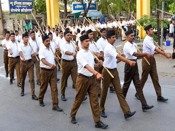 आरएसएस की गतिविधियों में सरकारी कर्मचारियों के शामिल होने पर लगे दशकों पुराने बैन को नरेंद्र मोदी सरकार ने हटाया