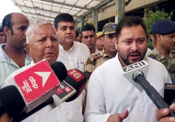 लालू यादव और तेजस्वी यादव के खिलाफ मनी लॉन्ड्रिंग मामले में चार्जशीट दाखिल, ईडी ने 8 को बनाया आरोपी