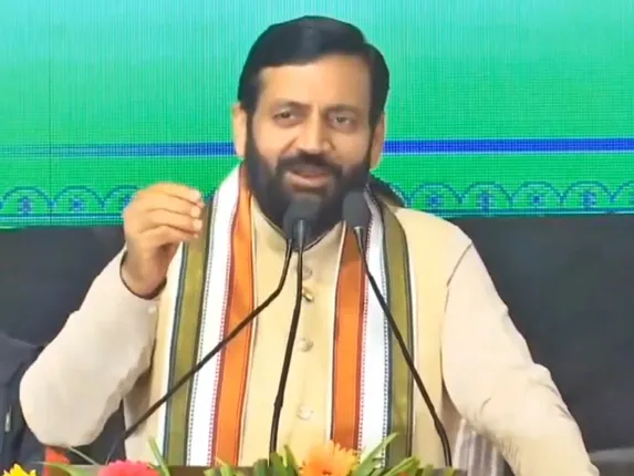चंड़ीगढ़: हरियाणा विधानसभा चुनाव के लिए बीजेपी ने बुधवार को पहली लिस्ट जारी की है। इस लिस्ट में 67 उम्मीदवारों के नाम शामिल किए गए हैं। लिस्ट में सीएम नायब सिंह का नाम भी शामिल हैं। पार्टी ने उनकी सीट को बदल दी है। वे अभी करनाल सीट से विधायक हैं लेकिन नई लिस्ट में उन्हें लाडवा सीट से उम्मीदवार बनाया गया है। पूर्व गृहमंत्री अनिल विज अंबाला कैंट से चुनाव लड़ने वाले हैं। लिस्ट के तहत हरियाणा विधानसभा अध्यक्ष ज्ञान चंद गुप्ता को पंचकुला से चुनावी मैदान में हैं जबकि पूर्व अध्यक्ष कंवर पाल गुर्जर को जगाधरी से पार्टी द्वारा उम्मीदवार बनाया गया है। पूर्व लोकसभा सदस्य सुनीता दुग्गल को रतिया से मैदान में उतारा गया है। दो दिन पहले भाजपा में शामिल होने वाले देवेंद्र सिंह बबली को टोहाना से पार्टी ने टिकट दिया है। बुधवार को आजाद समाज पार्टी के साथ गठबंधन किए हुए जननायक जनता पार्टी ने भी 19 उम्मीदवारों के पहला लिस्ट जारी किया है। जेजेपी से पार्टी में आए नेताओं को भी मिला है टिकट हरियाणा उम्मीदवारों की अपनी पहली लिस्ट में भाजपा ने कई पूर्व सांसदों के साथ ही जननायक जनता पार्टी (जेजेपी) छोड़कर पार्टी मे