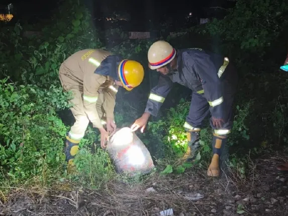 कानपुर में रेलवे ट्रैक पर एलपीजी सिलेंडर, पेट्रोल से भरी बोतल! ट्रेन दुर्घटना कराने की साजिश कौन रच रहा है?