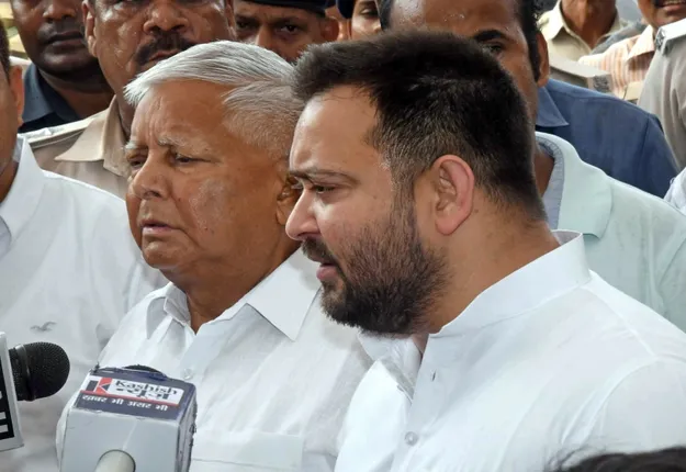 जमीन के बदले नौकरी मामले में कोर्ट ने लालू प्रसाद यादव और उनके परिवार को तलब किया, तेज प्रताप को पहली बार समन