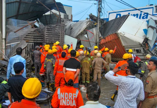 लखनऊ के ट्रांसपोर्ट नगर में गिरी इमारत के मलबे से 3 और शव बरामद, मृतकों की संख्या 8 हुई