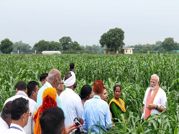 New Delhi: Prime Minister Narendra Modi interacts with farmers and scientists at the Indian Agricultural Research Institute in New Delhi. (फाइल फोटो- IANS)