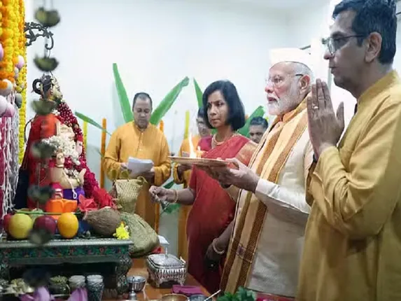 पीएम नरेंद्र मोदी गणपति पूजा में चीफ जस्टिस डीवाई चंद्रचूड़ के आवास पर पहुंचे तो क्यों मच गया हंगामा?
