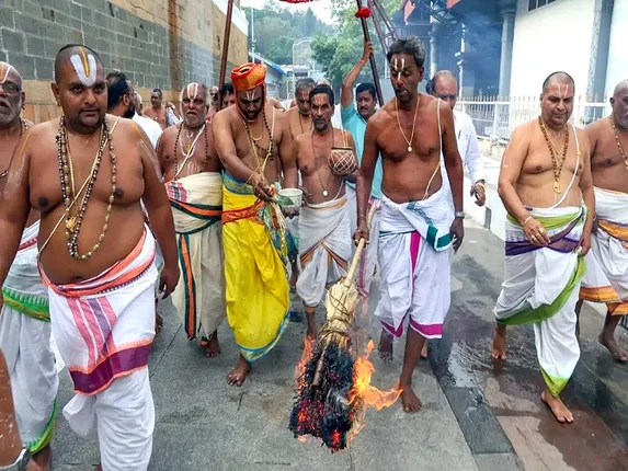 तिरुपति लड्डू विवाद के बाद हिंदू मंदिरों को सरकारी कंट्रोल से फ्री करने की मांग क्यों शुरू हुई है?