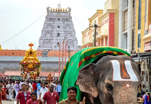 आंध्र प्रदेश के तिरुपति मंदिर में कैसे मची भगदड़?