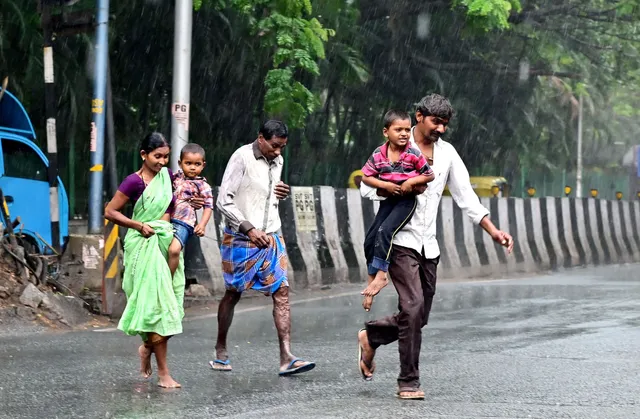 बेंगलुरु में बारिश से हाहाकार, बाढ़ जैसे हालात के बाद 600 परिवारों को दूसरी जगह शिफ्ट किया गया