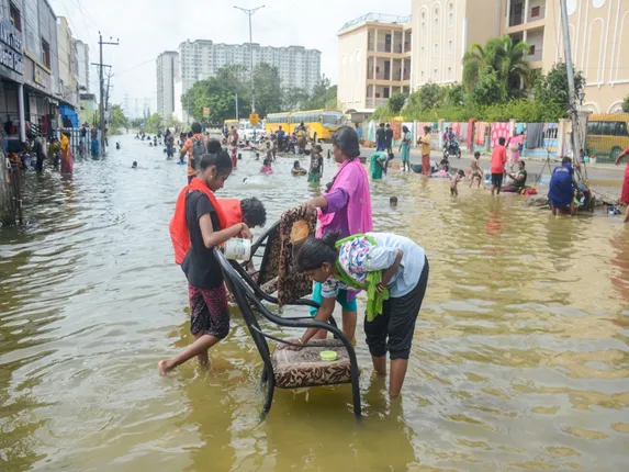 चेन्नई में भारी बारिश से हाहाकार, सड़कों और आवासीय क्षेत्रों में घुटनों तक भरा पानी, IMD ने क्या कहा?