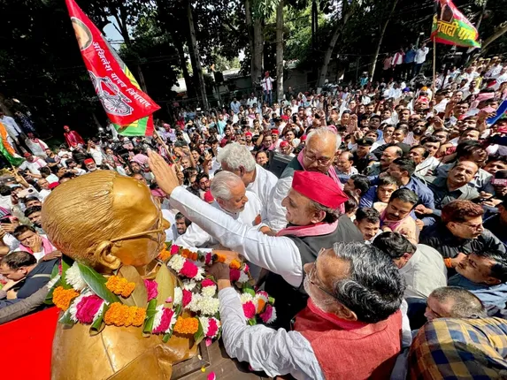 अखिलेश यादव को जेपीएनआईसी जाने से रोके जाने पर सियासी संग्राम, सपा-भाजपा में जुबानी जंग, क्या है पूरा मामला?
