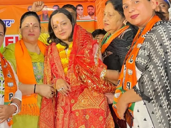 जम्मू-कश्मीर: किश्तवाड़ से भाजपा की शगुन परिहार की जीत, पिता और चाचा की आतंकियों ने कर दी थी हत्या