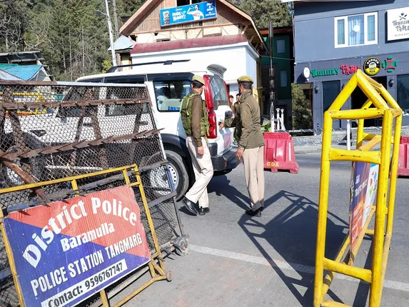 खबरों से आगे: जम्मू-कश्मीर में गैर-स्थानीय क्यों हैं आतंकियों के निशाने पर?