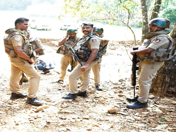 छत्तीसगढ़: सुकमा में 10 नक्सली ढेर, इंसास राइफल, एके-47 और एसएलआर जैसे हथियार बरामद
