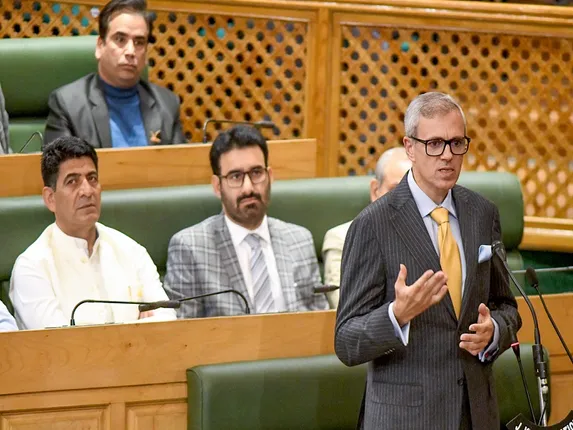 खबरों से आगे: जम्मू-कश्मीर में क्यों मुश्किल होगी मुख्यमंत्री उमर अब्दुल्ला की डगर?