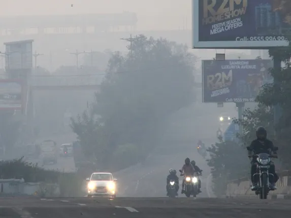 Delhi pollution, Delhi air pollution, Delhi air quality index, दिल्ली-एनसीआर में 69% परिवार प्रदूषण से संबंधित बीमारियों से पीड़ित, Delhi pollution survey, Delhi survey, air pollution survey, breathing problems, cough, soar throat, Diwali
