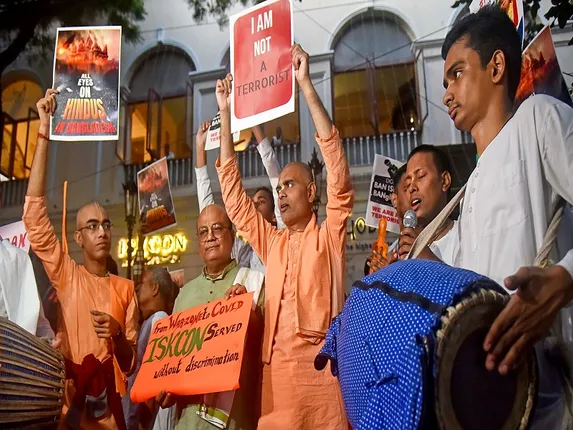 Kolkata: Members of ISKCON participate in a protest Kirtan demanding the release of Hindu monk Chinmoy Krishna Das, who was arrested in Bangladesh, in front of the ISKCON Temple in Kolkata on Thursday, November 28, 2024. (Photo: IANS/Kuntal Chakrabarty)