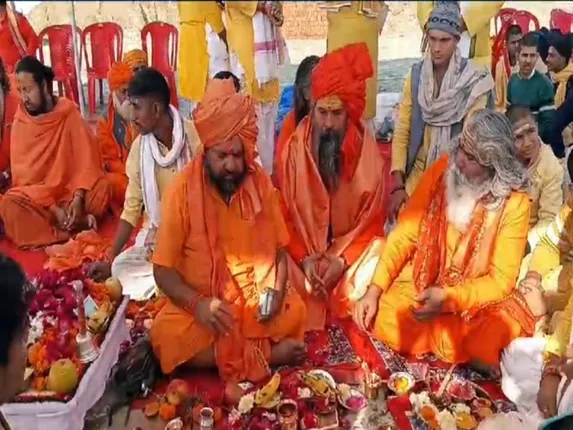 महाकुंभः श्री पंचायती महानिवासी अखाड़ा ने आवंटित भूमि पर किया भूमि पूजन, अनुष्ठानों का सिलसिला शुरू