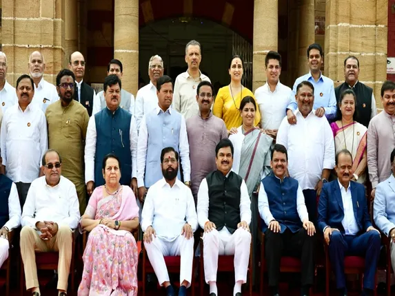 महाराष्ट्र सरकार में विभागों का आवंटनः फड़नवीस के पास गृह, शिंदे को शहरी विकास, अजित पवार को वित्त का प्रभार