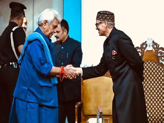 खबरों से आगे: उमर सरकार और एलजी मनोज सिन्हा के बीच टकराव क्यों लगभग तय है?