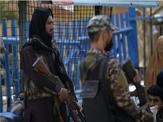 A Pakistani soldier (R) and an Afghan Taliban member (L) stand guard at the border crossing point of Torkham between Pakistan and Afghanistan on Sept. 3, 2021. (Xinhua/Ahmad Kamal/IANS)