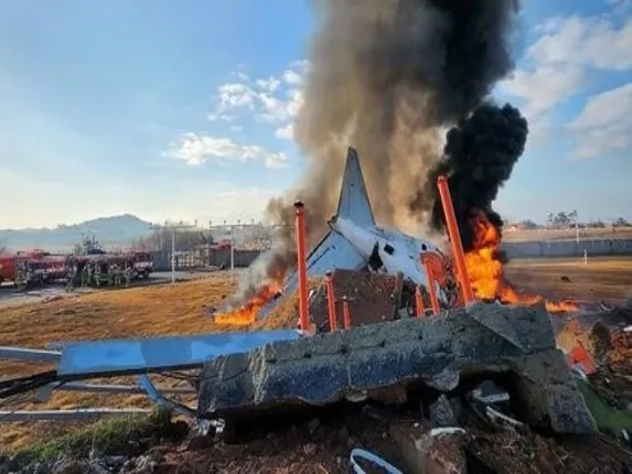 south korea, south korea plane crash, south korea flight crash, south korea plane skids, दक्षिण कोरिया, दक्षिण कोरिया विमान दुर्घटना, Muan International Airport, Muan International Airport crash, Muan International Airport flight crash, Muan International Airport south korea, Muan Airport, south korea flight crash update, दक्षिण कोरिया उड़ान दुर्घटना, दक्षिण कोरिया विमान फिसला,