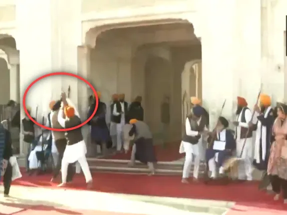 सुखबीर सिंह बादल पर स्वर्ण मंदिर के गेट पर हमला, पूर्व आतंकवादी ने चलाई गोली, हिरासत में लिया गया