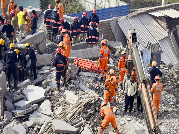 Delhi building collapse burari, delhi building collapse news, building collapse, burari news, Delhi NCR News in Hindi, Latest Delhi NCR News in Hindi, Delhi NCR Hindi Samachar, बुराड़ी बिल्डिंग हादसा, दिल्ली में मकान गिरा