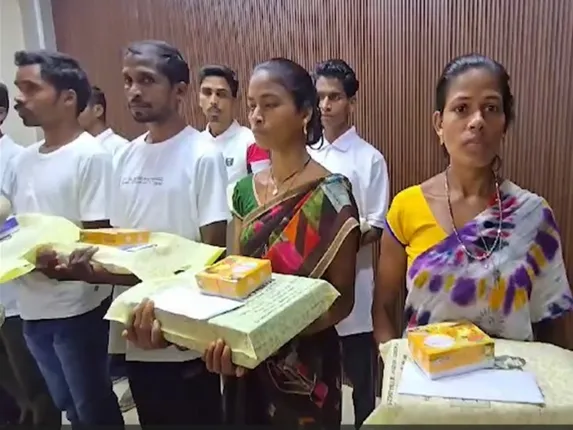 नक्सलवाद, नक्सलियों ने किया आत्मसमर्पण,