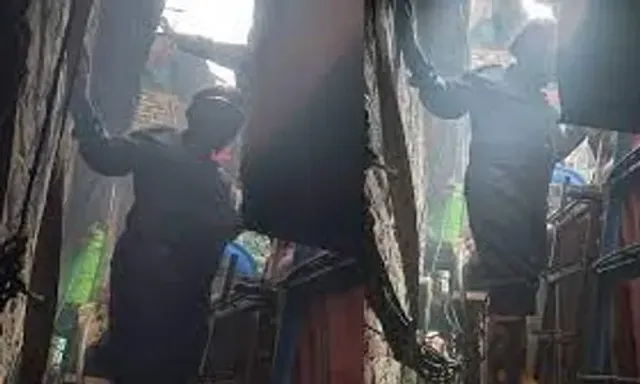 In Delhi's Azadpur, an LPG cylinder explodes, injuring 17 people and destroying five homes.