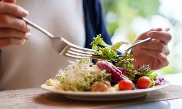 US restaurant worker's severed finger served in salad, woman who 'chewed it' moves court