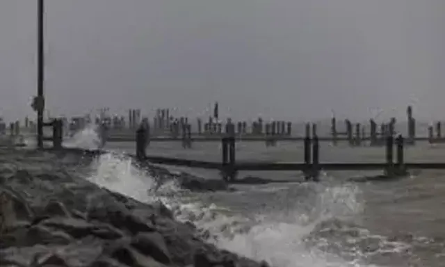 US: Mid-Atlantic coast under flood warnings as Ophelia weakens to post-tropical low and moves north