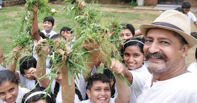 Hitarth Pandya interacting with students