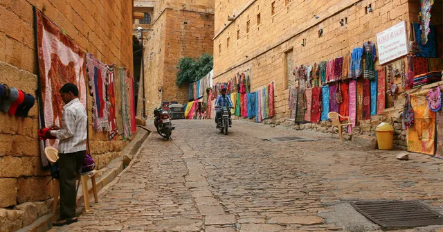 Explore 11 heritage walks across India—from fort towns to royal cities and mountain capitals—where history comes alive. Photograph: (Shutterstock)