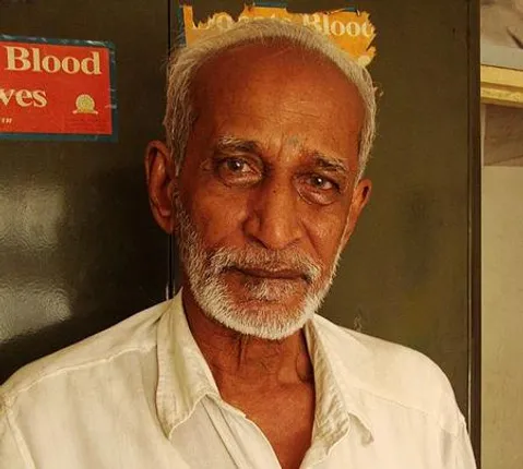 The 73-Year Old Librarian Who Has Been Donating Every Rupee He Earned To The Poor For 30 Years!