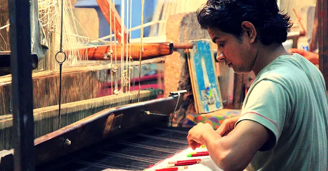 Famed Weavers of Chanderi Get Solar Lamps to Help Them Work in Better Light