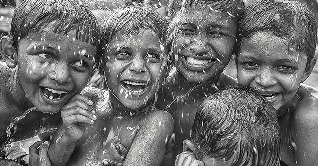 IN PHOTOS: These Black & White Pictures Capture India's Soul. In it's Beaches, Streets & People!